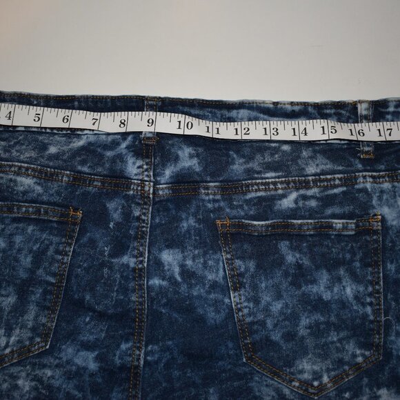 BAMBOO DISTRESS JEAN SHORTS - Picture 4 of 5